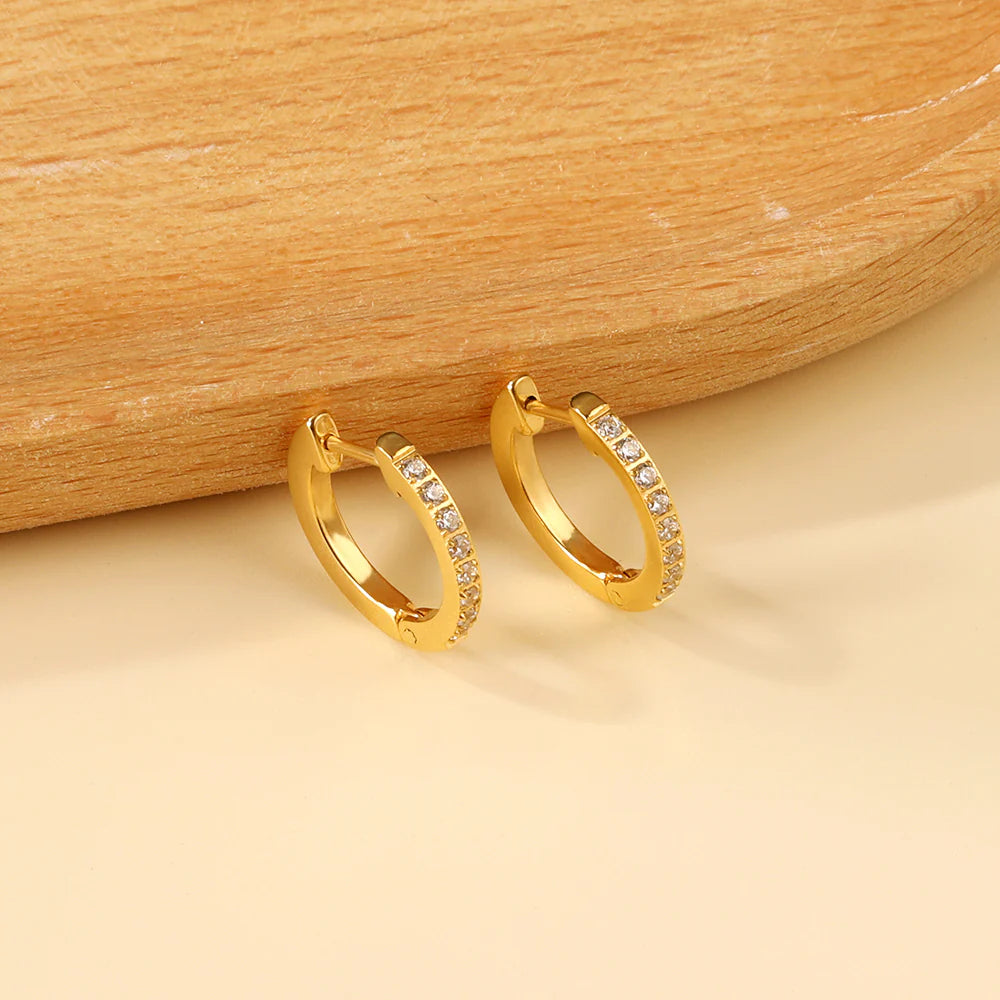 Round earrings with diamonds
